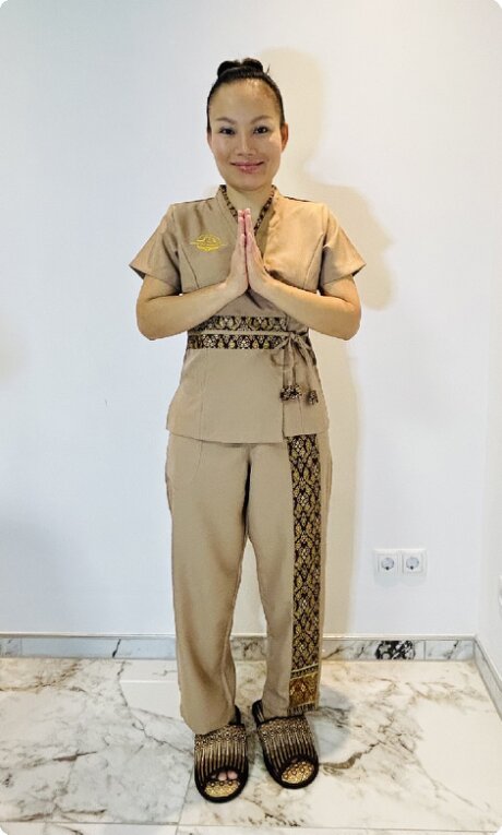 Behandlungsraum für Thai Massage mit Liege und warmem Licht