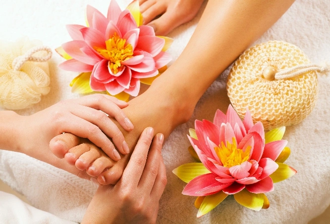 Massage der Fußreflexzonen auf einer Liege